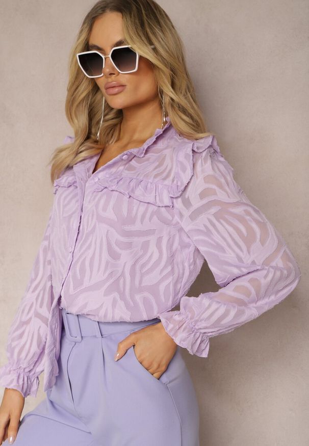 Renee - Fioletowa Koszula Lekko Przezroczysta z Falbankami i Abstrakcyjnym Wzorem Nusottia. Typ kołnierza: kołnierz z falbankami. Kolor: fioletowy