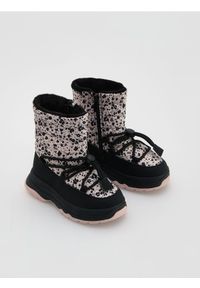 Reserved - Ocieplane śniegowce z wiązaniem - czarny. Kolor: czarny. Materiał: materiał #1