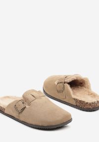 Born2be - Ciemnobeżowe Kapcie Chodaki na Korkowej Podeszwie z Paskiem i Klamrą Aponella. Okazja: do domu. Zapięcie: klamry. Kolor: beżowy. Materiał: jeans #7