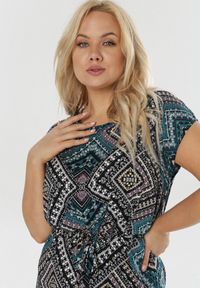 Born2be - Zielono-Czarna Sukienka Malithera. Typ kołnierza: kokarda. Kolor: zielony, czarny. Materiał: materiał. Typ sukienki: proste. Styl: wakacyjny. Długość: midi #4