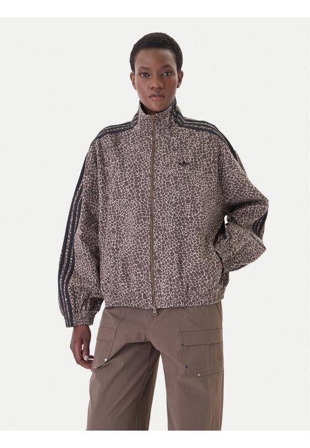 Adidas - adidas Kurtka jeansowa Firebird Aop KD2815 Brązowy Oversize. Kolor: brązowy. Materiał: bawełna