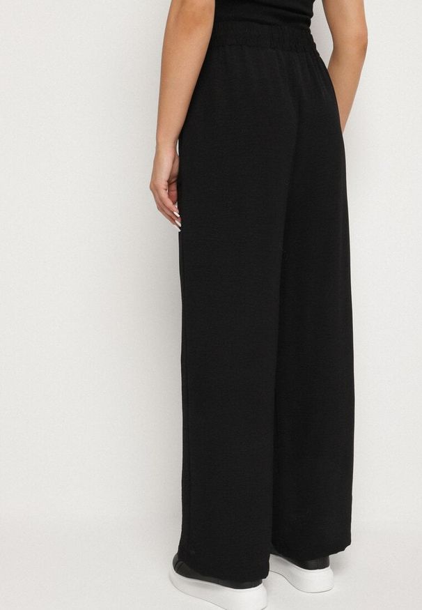 Born2be - Czarne Spodnie z Wiskozą o Szerokim Kroju ze Ściągaczem w Talii Lavirre. Okazja: na co dzień. Kolor: czarny. Materiał: wiskoza. Styl: wizytowy, casual, klasyczny