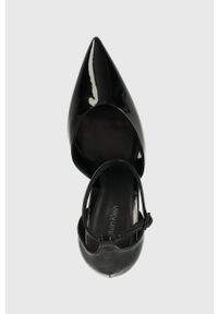 Calvin Klein szpilki skórzane GEO STIL PUMP W ANKL STRP 90-PAT kolor czarny HW0HW01826. Zapięcie: klamry. Kolor: czarny. Materiał: skóra. Obcas: na szpilce. Wysokość obcasa: średni #2