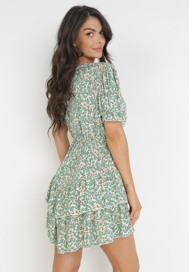 Born2be - Zielona Wiskozowa Sukienka Mini z Gumką w Pasie i Falbankami Gantisa. Typ kołnierza: kołnierz z falbankami. Kolor: zielony. Materiał: wiskoza. Wzór: kwiaty. Typ sukienki: kopertowe. Długość: mini