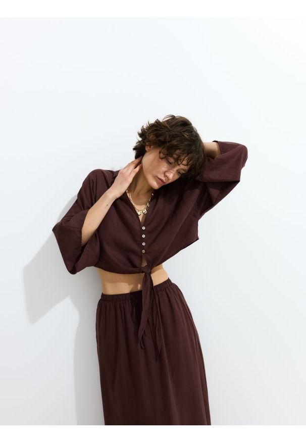 Reserved - Wiązana koszula z lnem - ciemnobrązowy. Kolor: brązowy. Materiał: len. Wzór: gładki