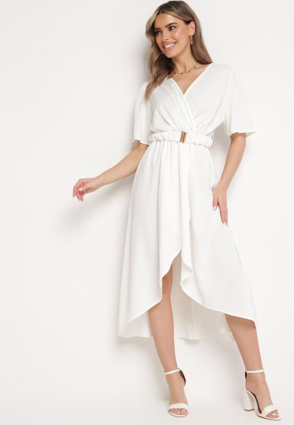 Born2be - Biała Rozkloszowana Sukienka Kopertowa z Gumką w Talii i Ozdobnym Paskiem Vasena. Kolor: biały. Typ sukienki: kopertowe. Styl: elegancki