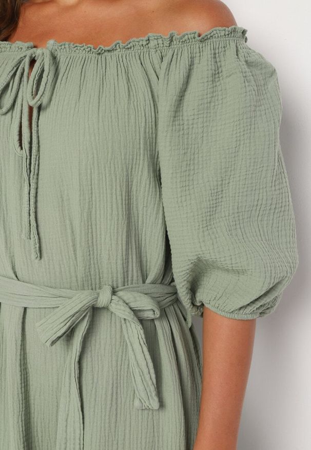 Born2be - Ciemnozielona Trapezowa Muślinowa Sukienka z Bawełny z Paskiem i Gumką w Talii Vimarinn. Okazja: na co dzień. Typ kołnierza: dekolt hiszpanka. Kolor: zielony. Materiał: bawełna. Typ sukienki: trapezowe. Styl: casual