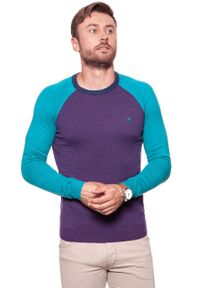 Wrangler - MĘSKI SWETER WRANGLER RAGLAN KNIT PURPLE PENNANT W86152PWT 112132310. Długość rękawa: raglanowy rękaw. Wzór: aplikacja #4