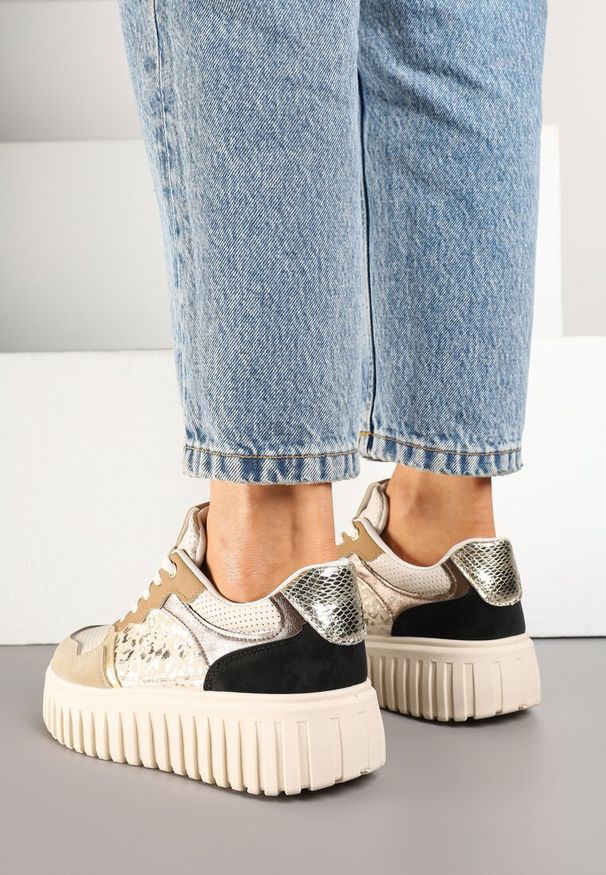 Renee - Beżowe Sneakersy na Platformie z Tłoczeniami Zdobione Panterkowym Printem Herraza. Kolor: beżowy. Materiał: jeans. Wzór: aplikacja, nadruk. Obcas: na platformie