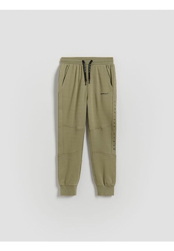 Reserved - Sportowe spodnie slim fit - jasny zielony. Kolor: zielony. Materiał: dzianina, bawełna. Styl: sportowy