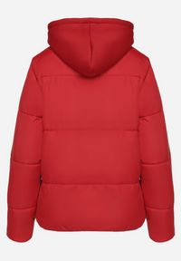 Born2be - Czerwona Pikowana Kurtka z Kapturem Mivuna. Okazja: na co dzień. Typ kołnierza: kaptur. Kolor: czerwony. Materiał: jeans. Długość: krótkie. Styl: casual #7