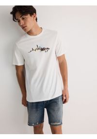 Reserved - T-shirt regular z nadrukiem - złamana biel. Materiał: bawełna. Wzór: nadruk #1
