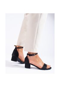 SHELOVET - Eleganckie brokatowe sandały na niskim obcasie Shelovet czarne. Kolor: czarny. Obcas: na obcasie. Styl: elegancki. Wysokość obcasa: niski #5