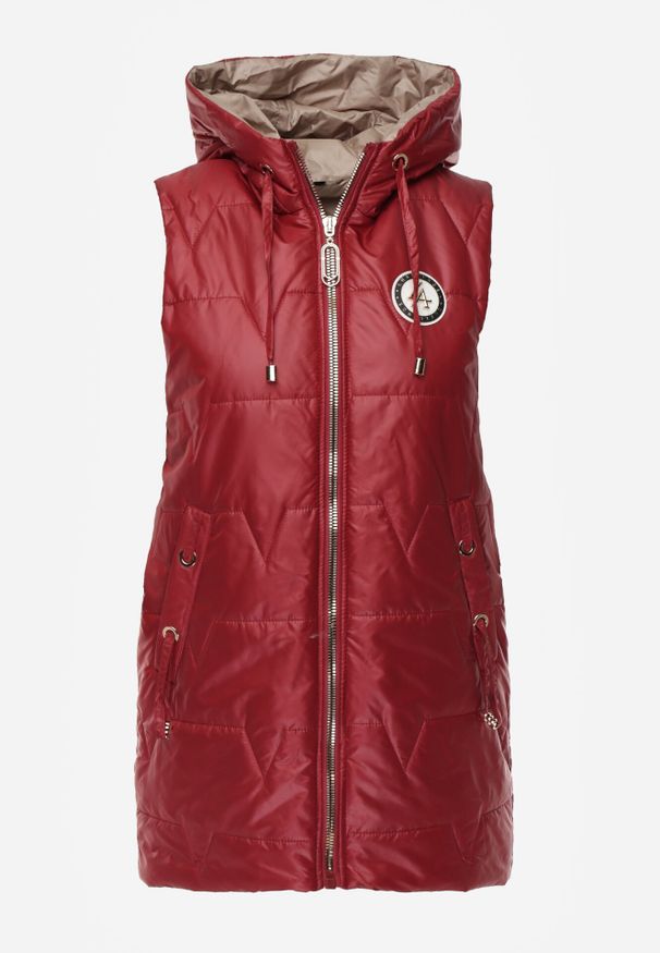 Born2be - Czerwona Pikowana Kamizelka o Długim Kroju z Nieodpinanym Kapturem i Aplikacją Koretes. Okazja: na co dzień. Kolor: czerwony. Materiał: prążkowany, poliester. Długość: długie. Wzór: aplikacja. Styl: casual