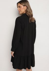 Born2be - Czarna Sukienka z Wiskozą o Koszulowym Kroju z Falbanką Penzedi. Okazja: na co dzień. Typ kołnierza: kołnierzyk klasyczny. Kolor: czarny. Materiał: wiskoza. Długość rękawa: długi rękaw. Typ sukienki: koszulowe. Styl: klasyczny, casual, elegancki #2