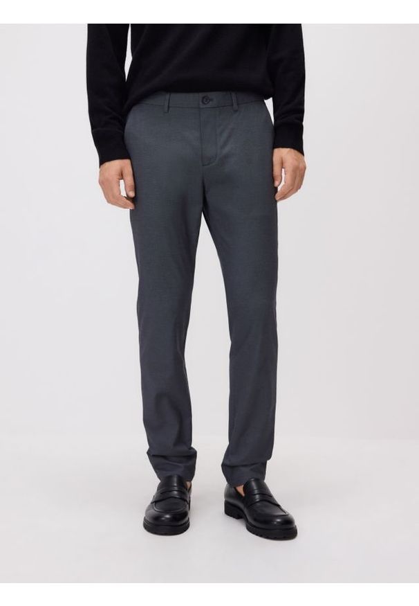 Reserved - Spodnie chino slim fit - granatowy. Kolor: niebieski. Materiał: bawełna