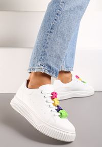 Renee - Białe Sneakersy na Niskiej Platformie z Kolorowymi Aplikacjami na Sznurówkach Lasteria. Nosek buta: okrągły. Zapięcie: sznurówki. Kolor: biały. Materiał: materiał. Wzór: aplikacja, kolorowy. Obcas: na platformie. Wysokość obcasa: niski #1