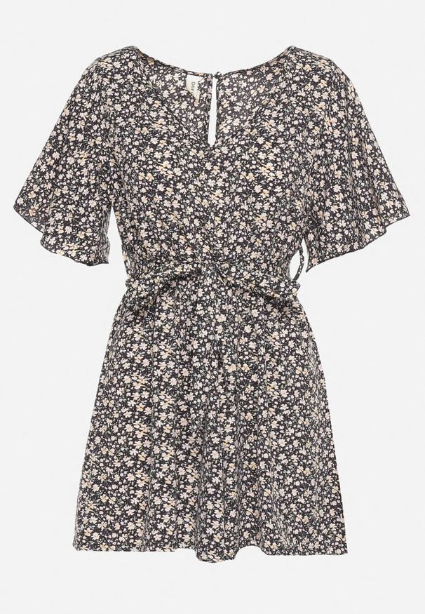 Born2be - Czarno-Beżowy Kombinezon z Gumką w Pasie Zapinany przy Karku na Guzik z Dodatkowym Materiałowym Paskiem Odilla. Okazja: na spotkanie biznesowe, do pracy. Kolor: czarny. Materiał: materiał. Długość rękawa: krótki rękaw. Długość: długie. Styl: elegancki, biznesowy