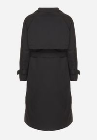 Born2be - Czarny Płaszcz w Stylu Trencza Ozdobiony Paskiem z Klamrą Ninellira. Kolor: czarny. Materiał: jeans. Długość rękawa: długi rękaw. Długość: długie. Wzór: aplikacja. Styl: klasyczny, elegancki #5