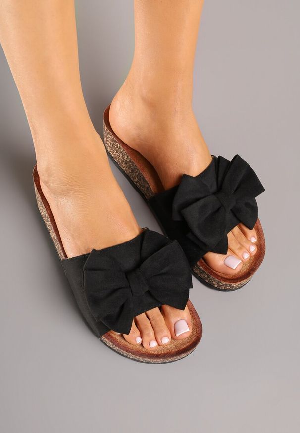 Born2be - Czarne Klapki na Korkowym Koturnie z Kokardą Zarvessa. Okazja: na co dzień. Kolor: czarny. Materiał: jeans. Obcas: na koturnie. Styl: elegancki, casual