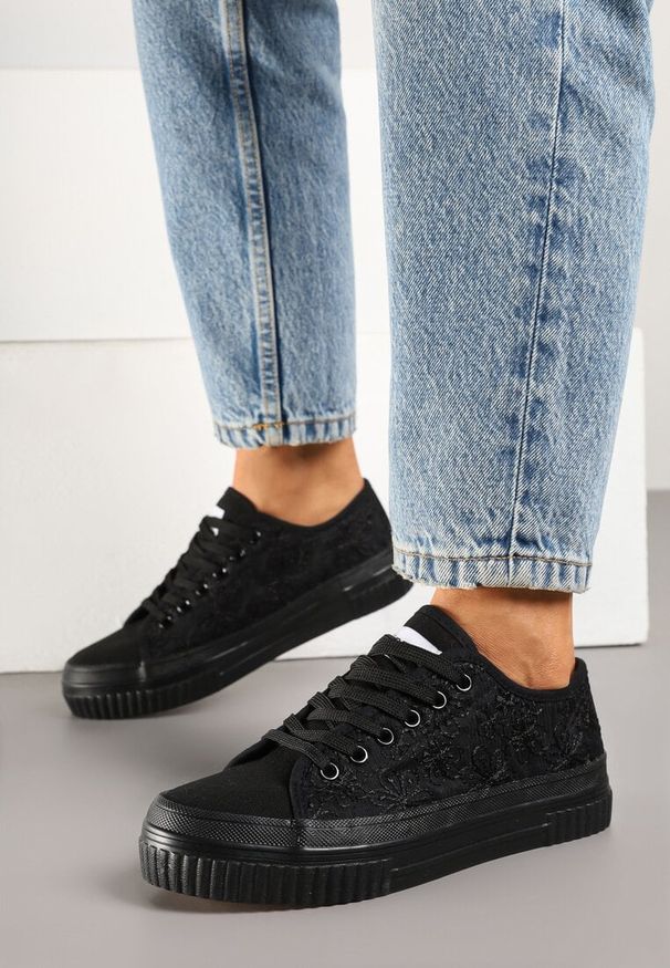 Born2be - Czarne Casualowe Trampki z Cholewką Zdobioną Haftem Meppna. Okazja: na co dzień. Kolor: czarny. Materiał: jeans. Szerokość cholewki: normalna. Wzór: haft, aplikacja. Obcas: na płaskiej podeszwie. Styl: casual
