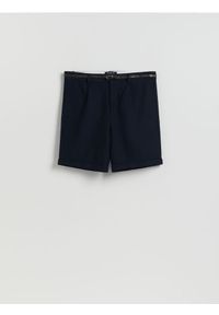 Reserved - Szorty regular fit z paskiem - granatowy. Kolor: niebieski. Materiał: dzianina, bawełna #1
