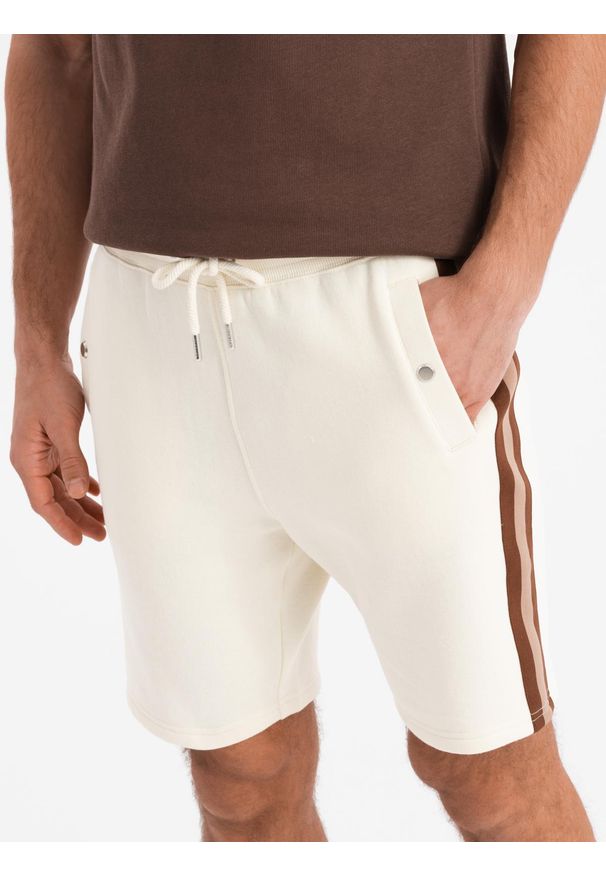 Ombre Clothing - Dresowe męskie szorty z lampasami i ściągaczem w pasie – kremowe V3 - Rozmiar: XL. Okazja: na co dzień. Kolor: kremowy. Materiał: dresówka. Wzór: aplikacja. Styl: retro, casual