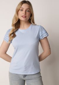 Born2be - Niebieski Bawełniany T-shirt z Koronkowymi Rękawami Carilynore. Okazja: na co dzień. Kolor: niebieski. Materiał: bawełna, koronka. Styl: elegancki, klasyczny, casual #1