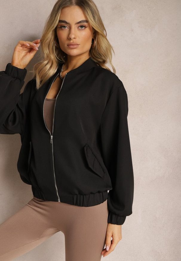 Renee - Czarna Bluza Typu Bomberka z Suwakiem i Kieszeniami na Klapki Pleoria. Kolekcja: plus size. Kolor: czarny
