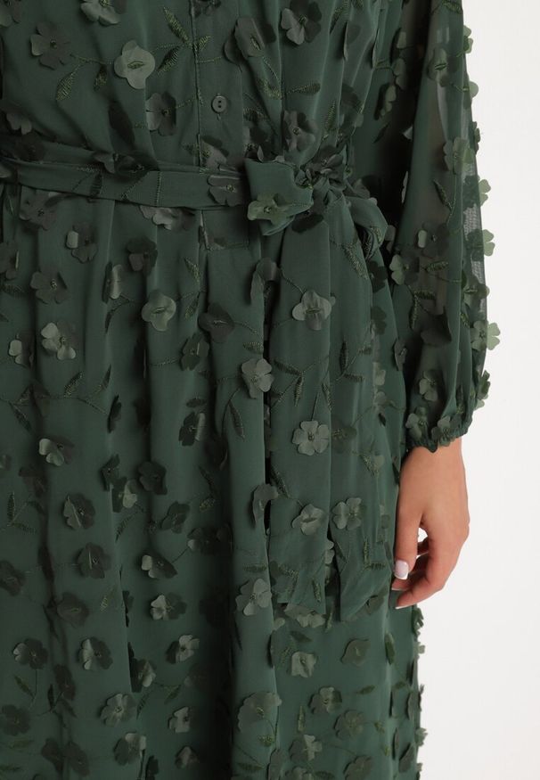 Born2be - Ciemnozielona Trapezowa Sukienka w Kwiaty Ozdobiona Aplikacjami 3D Guzikami i Paskiem Estinella. Okazja: na co dzień. Kolor: zielony. Wzór: kwiaty, aplikacja. Typ sukienki: trapezowe. Styl: elegancki, casual, klasyczny