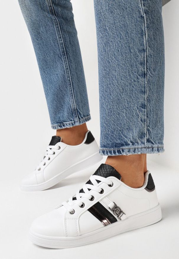 Born2be - Biało-Czarne Sneakersy przed Kostkę z Ozdobną Klamrą Vilorea. Okazja: na co dzień. Wysokość cholewki: przed kostkę. Zapięcie: klamry. Kolor: czarny. Materiał: materiał. Szerokość cholewki: normalna