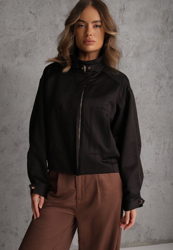 Renee - Czarna Kurtka Bomberka Oversize z Paskami przy Rękawach Lann. Okazja: na co dzień. Typ kołnierza: dekolt gorset. Kolor: czarny. Materiał: poliester, jeans. Sezon: wiosna. Styl: casual
