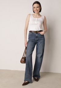 Born2be - Biały Prążkowany Top na Szerokich Ramiączkach z Bawełny Zdobiony Guzikami Bernella. Okazja: na spacer. Kolor: biały. Materiał: prążkowany, bawełna. Długość rękawa: na ramiączkach. Wzór: aplikacja. Sezon: zima, lato. Styl: elegancki #3