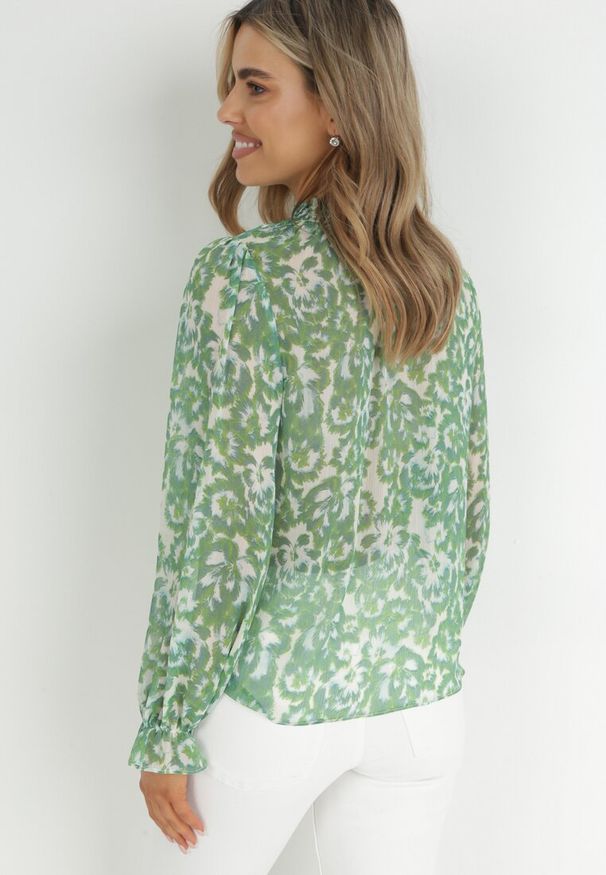 Born2be - Zielona Koszula z Ozdobnymi Guzikami i Wiązaniem przy Dekolcie Alaiya. Okazja: na spotkanie biznesowe. Kolor: zielony. Materiał: jeans. Długość rękawa: długi rękaw. Długość: długie. Styl: biznesowy, elegancki