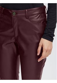 ICHI Spodnie z imitacji skóry 20117678 Bordowy Regular Fit. Kolor: czerwony. Materiał: skóra