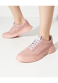 PREMIUM BASICS - Pastelowe sneakersy z logo. Kolor: różowy, wielokolorowy, fioletowy. Materiał: poliester. Szerokość cholewki: normalna. Wzór: aplikacja