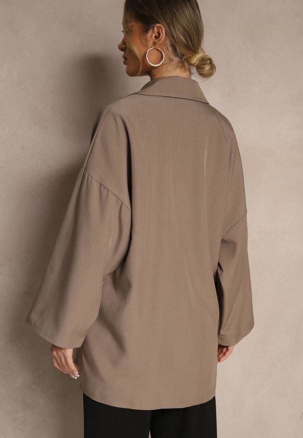 Renee - Ciemnobeżowa Oversizowa Marynarka z Klapami i Dwurzędowym Zapięciem Sinthelis. Okazja: na co dzień, na spotkanie biznesowe. Kolor: beżowy. Wzór: aplikacja. Styl: biznesowy, casual, elegancki