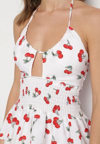 Born2be - Biała Rozkloszowana Sukienka w Wisienki z Falbankami i Dekoltem Halter Lanideia. Okazja: na co dzień, na imprezę, na spacer. Typ kołnierza: dekolt halter, kołnierz z falbankami. Kolor: biały. Sezon: lato. Typ sukienki: rozkloszowane. Styl: elegancki, casual #3