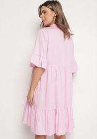 Born2be - Różowa Sukienka Rozkloszowana z Wiskozą Ozdobiona Falbanami Eviriane. Okazja: na co dzień. Typ kołnierza: dekolt w serek. Kolor: różowy. Materiał: wiskoza. Wzór: aplikacja. Typ sukienki: proste. Styl: casual #7