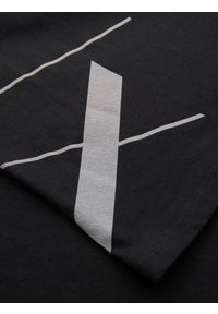 Ombre Clothing - Męska koszulka z bawełnianego jerseyu z dużym bocznym napisem – czarna V1 - Rozmiar: XL. Okazja: na co dzień. Kolor: czarny. Materiał: jersey, bawełna. Wzór: napisy. Styl: klasyczny, sportowy, casual #6