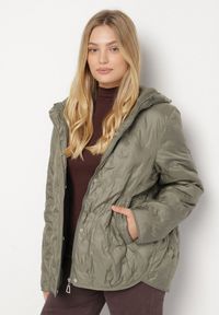 Born2be - Jasnozielona Pikowana Kurtka Przejściowa z Kapturem Arivitte. Okazja: na co dzień. Typ kołnierza: kaptur. Kolekcja: plus size. Kolor: zielony. Materiał: jeans. Styl: casual, elegancki #4