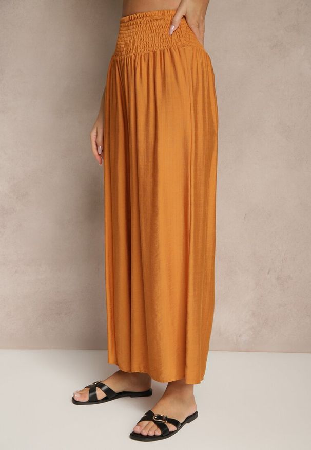 Renee - Pomarańczowe Spodnie z Wiskozą o Szerokim Kroju High Waist Orrana. Okazja: na co dzień. Stan: podwyższony. Kolor: pomarańczowy. Materiał: wiskoza. Styl: casual, elegancki