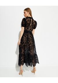 SELF PORTRAIT - Czarna koronkowa sukienka midi. Kolor: czarny. Materiał: koronka. Wzór: ażurowy, koronka. Styl: elegancki. Długość: midi #5