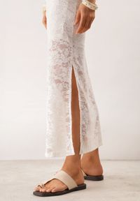 Born2be - Ciemnobeżowe Klapki VICES z Paskiem na Duży Palec i Ozdobą z Metalicznym Akcentem Creppela. Okazja: do pracy, na co dzień. Kolor: beżowy. Materiał: jeans, len. Wzór: aplikacja. Styl: elegancki, casual #1