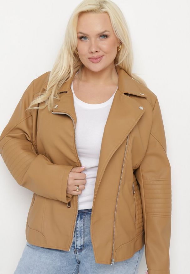 Born2be - Brązowa Kurtka Ramoneska z Ekoskóry z Ozdobnymi Paskami na Napy Bellassa. Typ kołnierza: kołnierzyk stójkowy. Kolekcja: plus size. Kolor: brązowy. Wzór: paski