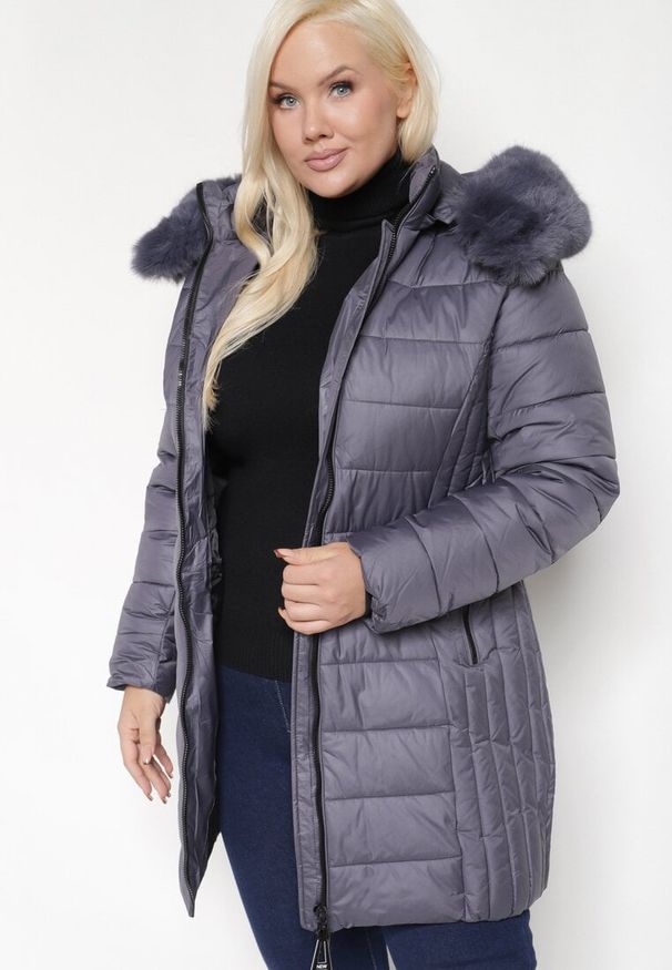 Born2be - Fioletowa Pikowana Kurtka o Taliowanym Kroju z Odpinanym Kapturem i Futrem Deozora. Okazja: na co dzień. Kolekcja: plus size. Kolor: fioletowy. Materiał: futro. Wzór: aplikacja. Styl: elegancki, casual