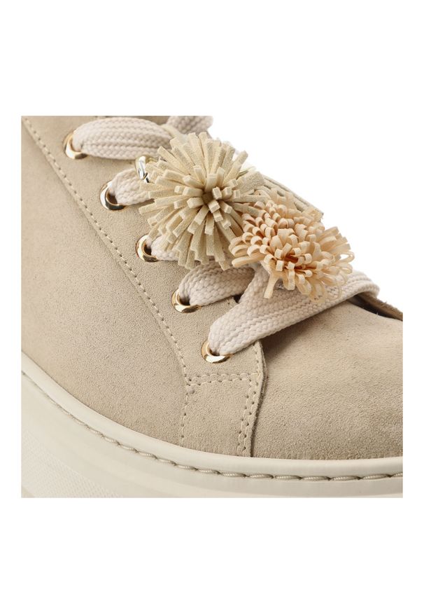 CheBello - Sneakersy damskie Chebello, ze skóry naturalnej na wysokiej platformie z klasycznym sznurowaniem i dekoracyjnymi chwostami, beżowe, 5002_-194-000-PSK. Okazja: na co dzień. Kolor: beżowy. Materiał: skóra. Szerokość cholewki: normalna. Obcas: na platformie. Styl: klasyczny