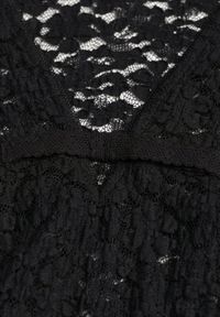 Renee - Czarna Bluzka Longsleeve z Koronki z Dekoltem w Kształcie Litery V Lerafera. Typ kołnierza: dekolt w kształcie V. Kolor: czarny. Materiał: koronka. Długość rękawa: długi rękaw. Wzór: koronka. Styl: rockowy #7