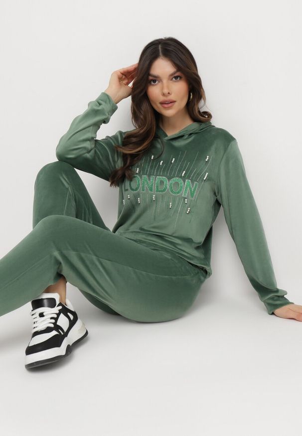 Born2be - Ciemnozielony Welurowy Komplet Dresowy Bluza z Perłami i Brokatem Luźne Spodnie Morwenina. Kolor: zielony. Materiał: dresówka, welur