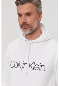 Calvin Klein - Bluza bawełniana. Okazja: na co dzień. Typ kołnierza: kaptur. Kolor: biały. Materiał: bawełna. Wzór: nadruk. Styl: casual #2